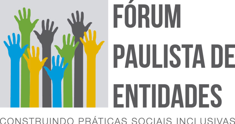 Descrição de Imagem: Cartaz com o desenho de vários braços erguidos com as palmas das mãos abertas em várias cores diferentes: azul, verde, amarelo e cinza. Ao lado está escrito “Fórum Paulista de Entidades” e abaixo a frase “Construindo práticas sociais inclusivas”.