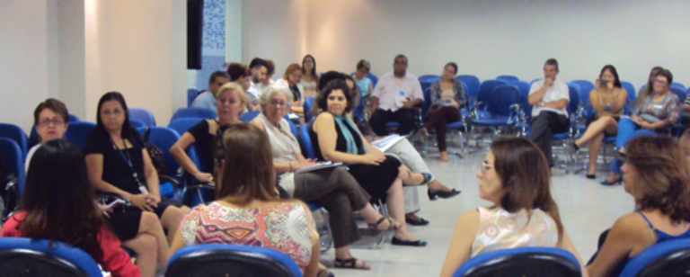 “Diálogos” realizado dia 6 de abril, na Superintendência Regional do Trabalho e Emprego do Estado de São Paulo (SRTE-SP): diversas pessoas sentadas em um círculo discutem propostas levadas ao encontro sobre a empregabilidade da pessoa com deficiência.