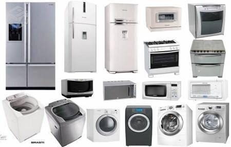 Descrição de Imagem: Fotografia de vários equipamentos eletrodomésticos em um fundo branco. Geladeiras, fogões, fornos de microondas e máquinas de lavar-roupa.