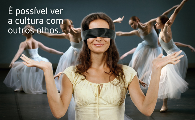 Descrição de Imagem: Uma mulher com uma uma venda preta sobre os olhos. Ela está sorrindo, tem cabelos longos e veste uma blusa amarela. Atrás dela está a imagem de bailarinas dançando e à esquerda está a frase É possível ver a cultura com outros olhos.