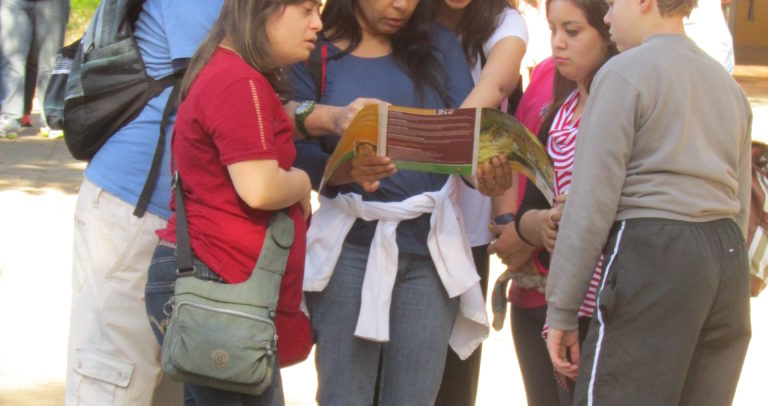 Visita ao zoológico de São Paulo, com grupo atendido por Juliana e Cátia, cujo foco é proporcionar diversão, autonomia e inclusão de pessoas com deficiência intelectual