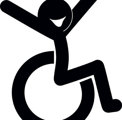 Descrição de Imagem: Desenho de um cadeirante sorrindo e com os braços para cima, passando a impressão de que ele está bem feliz. O desenho remete ao símbolo da deficiência física e é feito em preto sobre um fundo branco.