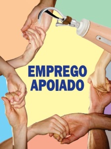 Descrição de Imagem: Várias mãos dadas que formam um circulo, uma das mãos do círculo é uma prótese de membro superior. Ao centro está escrito Emprego Apoiado.