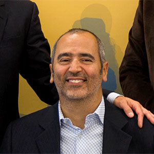 Descrição de Imagem: Fotografia de Cid Torquato. A foto mostra somente a parte de cima do secretário Cid Torquato, é um homem branco de cabelos curtos e grisalhos, veste uma camisa azul claro e um paletó escuro, está sorrindo.