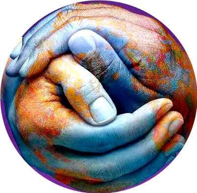 Descrição de Imagem: Duas mãos em forma de concha que se fecham uma sobre a outra formando uma esfera. As mãos estão pintadas e juntas formam a imagem do planeta Terra.