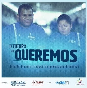 Descrição de Imagem: Cartaz de divulgação da série de vídeos produzida pelo pelo MPT e OIT. No cartaz está a fotografia de um casal de cegos que é entrevistado em um dos episódios. O homem está do lado esquerdo, é alto, negro e de cabelos curtos; a mulher está ao lado direito, e uma mulher Branca de cabelos longos e cacheados peso em um rabo de cavalo e é mais baixa que o companheiro. Ambos vestem um uniforme com camiseta azul e bengala. Na frente da fotografia está escrito em azul O FUTURO QUE QUEREMOS Trabalho Decente e Inclusão de Pessoas com Deficiência. Abaixo no rodapé está escrito Realização Organização Internacional do Trabalho - OIT, Ministério Público do Trabalho - MPT Apoio: ONU Brasil