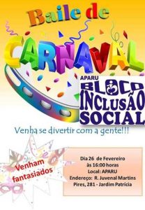 Descrição de Imagem: Cartaz de divulgação do baile de carnaval acessível. O carta possui fundo amarelo e branco com desenhos coloridos de pandeiro, fitas, máscaras e confetes. Conteúdo do cartaz: Baile de Carnaval - APARU Bloco Inclusão Social. Venha se divertir com a gente! Venham fantasiados. Dia 26 de fevereiro às 16 horas. Local: APARU. Rua Juvenal Martins Pires, 281 - Jardim Patricia - Uberlândia/MG