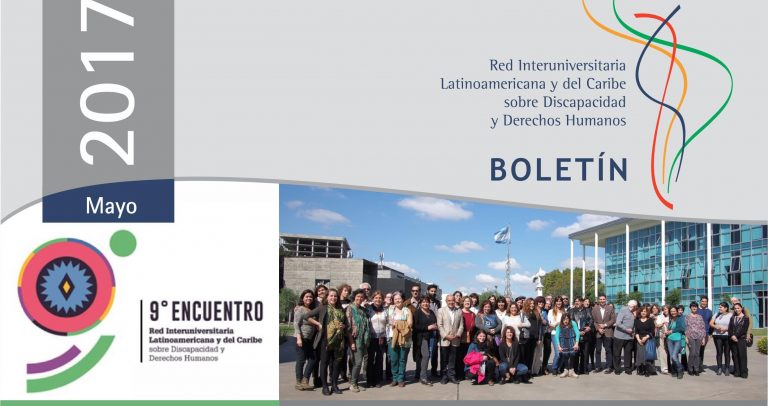 Descrição de Imagem: Cartaz do nono encontro da Rede Interuniversitária Latino-Americana e do Caribe sobre Deficiência e Direitos Humanos. Na parte superior está a data do encontro que aconteceu em Maio de 2017 e o nome da rede em espanhol (Red Interuniversitaria Latinoamericana y del Caribe sobre Discapacidad y Derechos Humanos). Na parte inferior está uma fotografia com muitas pessoas que participaram do encontro.