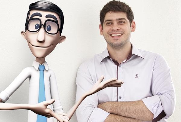 Descrição da Imagem: Ronaldo Tenório aparece ao lado da animação de 3D do Hugo, intérprete virtual da Hand Talk que traduz automaticamente conteúdo escrito e falado para Língua de Sinais. Os dois usam camisa social branca, e Hugo usa uma gravata azul clara e óculos de grau. Ronaldo aparece de braços cruzados e sorrindo, enquanto Hugo estica os braços em sua direção, como para apresentá-lo.