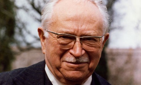 Descrição da Imagem: foto de Ludwig Guttmann, um senhor simpático, de cabelos grisalhos e óculos de graus. Ele sorri, tem a pele clara e bigodes também grisalhos como os cabelos