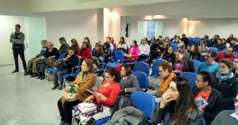 Descrição das imagens: 3 fotos. Uma mostra as pessoas conversando durante o café, outra mostra Marinalva Cruz, secretária adjunta da secretaria municipal da pessoa com deficiência ao microfone, ladeada pelo dr. Kal, auditor do Ministério do Trabalho e coordenador da Câmara para Inclusão, e uma foto do público, com as cadeiras do auditório tomadas pelos participantes.