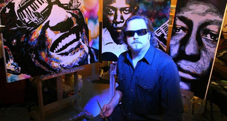 Descrição da imagem: o artista está entre 3 telas pintadas por ele, uma dela do músico, também cego, Ray Charles. Nas fotos de baixo a aeronave da Gol customizada com desenhos inspirados no Rock in Rio e uma paisagem de um homem remando num barco, com casinhas coloridas ao redor