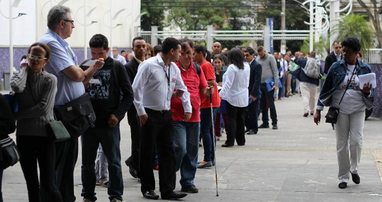 Descrição da imagem: Longa fila de pessoas para se cadastrar a vagas de emprego no Dia D.