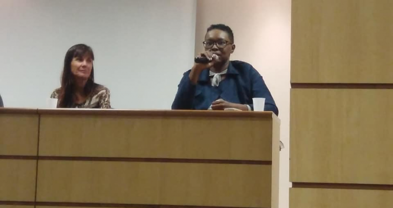 Foto de Barbara Silva falando no painel Nada Sobre Nós sem Nós