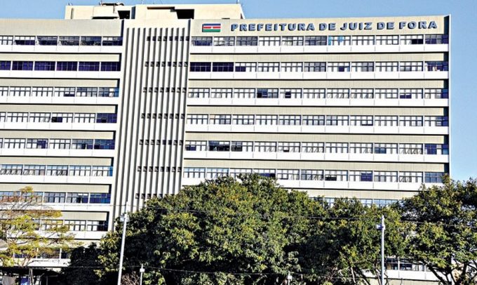 Descrição da imagem: foto da fachada de um prédio com 8 andares, com o letreiro no alto onde se lê "Prefeitura de Juiz de Fora".