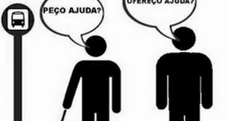 Descrição da imagem: desenho da silhueta de duas pessoas, uma delas representando uma pessoa cega, e a outra vidente. Ambas estão paradas próximas a um ponto de ônibus. Da cabeça de cada uma delas sai um balão. No balão da pessoa cega está escrito: "peço ajuda?", e no balão da pessoa vidente "ofereço ajuda?"