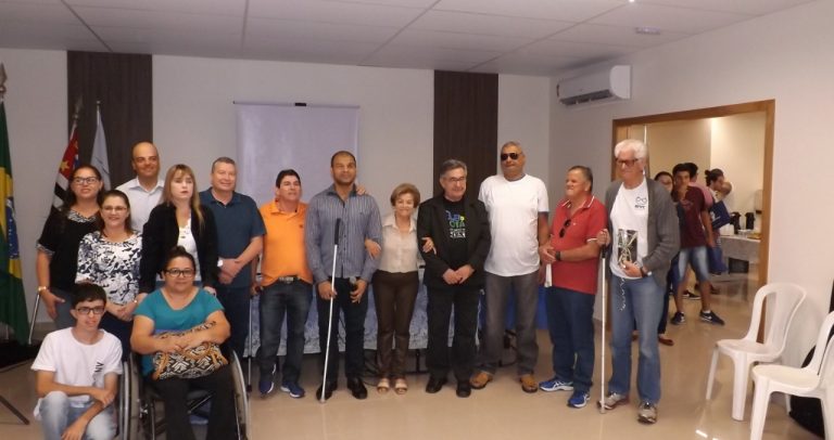 foto com um grupo de pessoas com e sem deficiência, de pé, ao lado umas das outras. Dr. Kal está no grupo.
