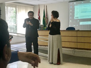 Foto de Dr. Kal e Ariadne apresentando o balanço da comemoração da Lei de Cotas.
