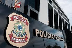 Foto de fachada com letreiro e brasão onde se lê "Polícia Federal"