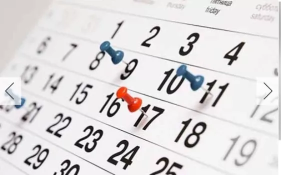 imagem de um calendário com dias do mês, alguns marcados com pins coloridos.