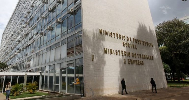 descrição da imagem: foto da lateral e frente de um prédio com as letras em dourado onde se lê: Ministério da Previdência Social e Ministério do Trabalho e Emprego.