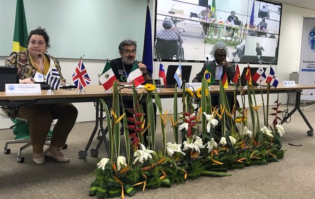 Mesa do painel onde os palestrantes estão se apresentando