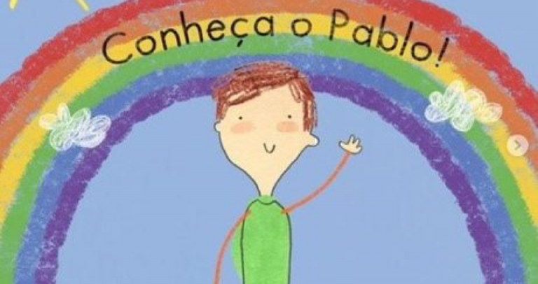 Desenho de um menino acenando com a mão e sorrindo. Atrás dele há um céu azul, sol, nuvens e arco-íris, e o texto: Conheça o Pablo!