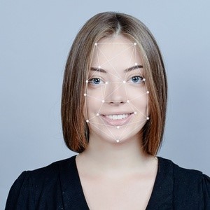 Fotografia de uma mulher jovem, aparentando pouco mais de 20 anos, destaca em gráfico branco os pontos da face, interligados em linhas