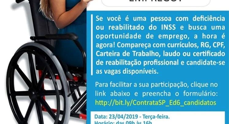 uma moça, cadeirante, segura o convite do ContrataSP Pessoa com deficiência. Nele, além da logo marca do evento estão os dizeres:Procurando emprego? Se você é uma pessoa com deficiência ou reabilitado do INSS e busca uma oportunidade de emprego, a hora é agora! Compareça com currículos, RG, CPF, Carteira de Trabalho, laudo ou certificado de reabilitação profissional e candidate-se. Abaixo os dados do serviço e as logomarcas das empresas, entidades e órgãos oficiais apoiadores