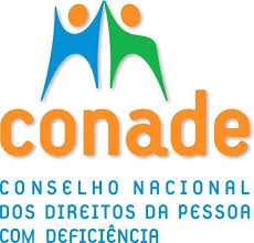 logomarca do Conade. Em fundo branco, no alto aparece o desenho nas cores laranja, azul e verde, simulando dos bonecos com uma das maões dadas e abaixo os dizeres: Conade – Conselho Nacional dos Direitos da Pessoa com Deficiência