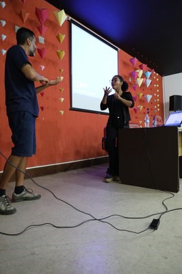 Fotografia registra o momento da defesa de Anne Karina. Ela olha e gesticula para o intérprete de Libras