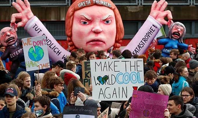 Boneco gigante representando a estudante Greta Thunberg durante uma das manifestações pelo clima
