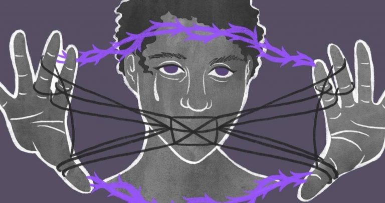 ilustração em fundo cinza e preto mostra o rosto e mãos de uma mulher chorando. Linhas pretas cobrem os seus lábios e junto com uma espécie de arame farpado, na cor roxa, seguram as suas mãos