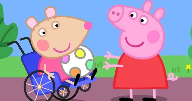 Desenho onde aparecem Peppa Pig brincando com MandyMouse, que está sentada em sua cadeira de rodas com uma bola no colo.As duas porquinhas estão ao ar livre