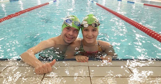 Fotografia mostra dois nadadores dentro da piscina. O recordista Jorge Vieira faz sinal de positivo