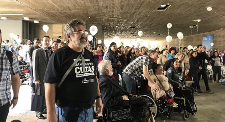 O coordenador da Câmara Paulista de Inclusão, José Carlos do Carmo, Kal, ouve a leitura da carta.