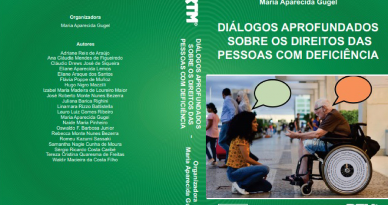 em fundo verde, contracapa e capa do livro. Do lado esquerdo estão listados, na cor branca, os nomes dos autores e do lado direito, abaixo do título há uma fotografia que mostra um homem sentado em sua cadeira de rodas e uma moça, que está agachada em sua frente, com dois balões simulando uma conversa