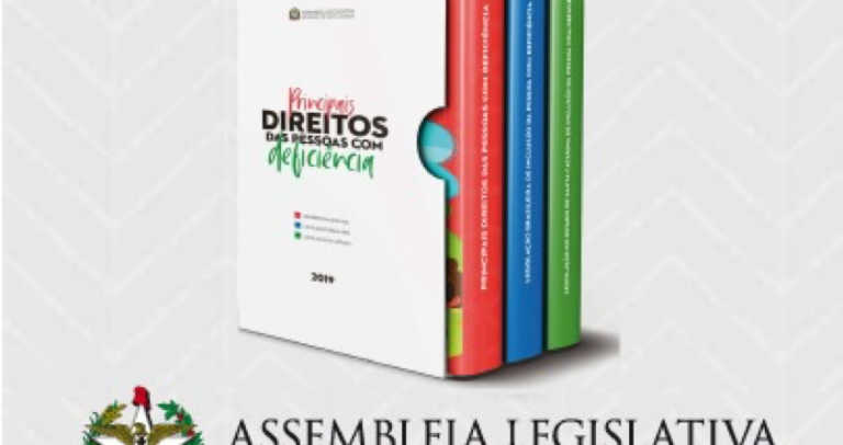 Imagem de uma caixa contendo três livros do Principais direitos da Pessoa com deficiência. Abaixo está o Brasão onde está escrito Assembleia Legislativa de Santa Catarina. Na sequencia o Presidente da Assembleia Legislativa do Estado de Santa Catarina Deputado Júlio Garcia, o Presidente da Comissão de Defesa dos Direitos da Pessoa com Deficiência Deputado Dr. Vicente Caropreso, o Chefe da Seção de Inspeção do Trabalho da Superintendência Regional do Trabalho de Santa Catarina Senhor Alberto de Souza convidam para o Lançamento do Painel de Informações e Estatísticas sobre Pessoas com Deficiência do Radar SIT- Secretaria de Inspeção do Trabalho e o Lançamento da Coletânea de livros dos Principais Direitos da Pessoa com Deficiência a ser realizado dia três de dezembro de dois mil e dezenove às dezenove horas, no Plenarinho Deputado Paulo Stuart Wright , nesta Assembleia Legislativa. Ato alusivo ao dia internacional da Pessoa com Deficiência.