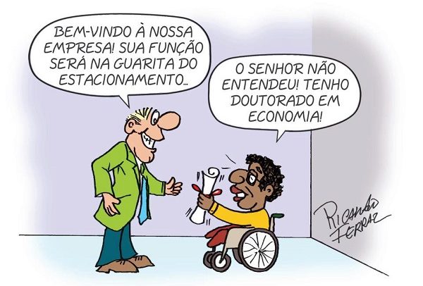 Charge com um homem alto com um terno verde, calça verde escura e sapato social dizendo: "Bem-vindo a nossa empresa! Sua função será na guarita do estacionamento..." para um homem negro cadeirante com camiseta amarela e calça vermelha que responde: "O senhor não entendeu! Tenho doutorado em Economia!"