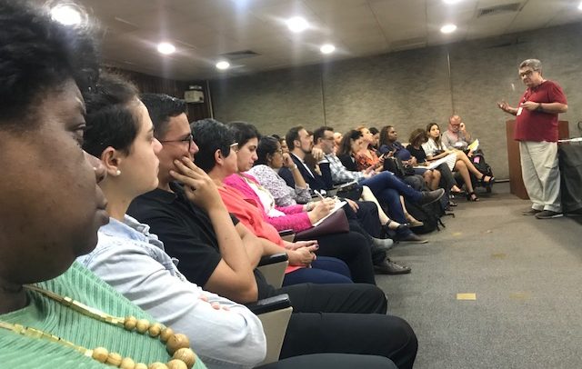 auditório da Superintendência Regional do Trabalho, lotado de pessoas representantes de várias instituições. Dr. José Carlos do Carmo, Kal, está na frente falando para as pessoas.