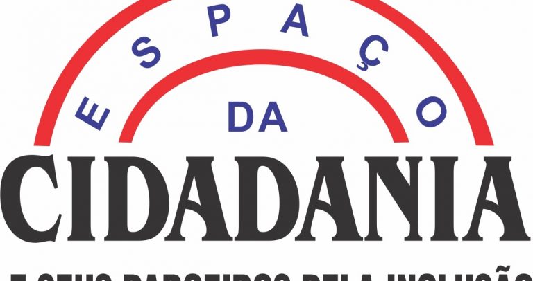 Logo no qual está escrito: Espaço da Cidadania e seus parceiros pela inclusão. A palavra "espaço" faz um arco vermelho acima da palavra cidadania, que está em negrito.