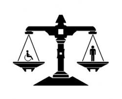 Ilustração em preto e branco de uma balança da justiça. De um lado, há o desenho de uma pessoa de cadeira de rodas e, do outro, de uma pessoa em pé.