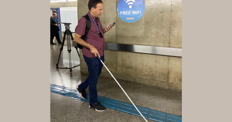 O analista de sistemas da Prodam com deficiência visual, Sidney Tobias, testa o equipamento no Metrô.