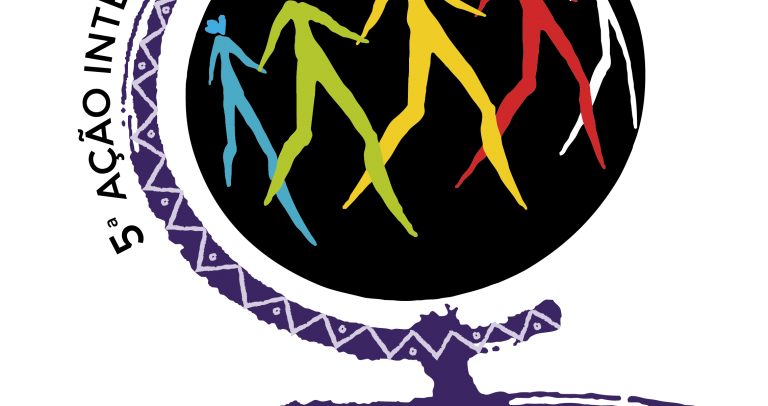 Logo com as palavras “5ª ação internacional 2020 marcha mundial das mulheres”. A ilustração tem a forma do símbolo de feminino, um círculo em cima e linhas em cruz embaixo. Dentro do círculo, há o desenho de cinco mulheres de mãos dadas, cada uma de uma cor: azul, verde, amarela, vermelha e branca.