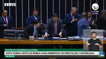Foto do presidente do Congresso Nacional, Davi Alcolumbre, que se retira do plenário.
