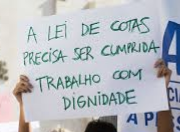 foto de um cartaz onde se lê: a lei de cotas precisa ser cumprida / trabalho com dignidade