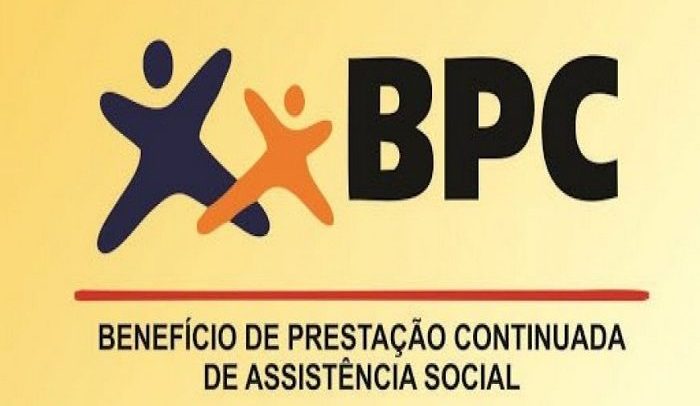 #descriçãodaimagem: em um fundo laranja há o desenho de dois bonecos, um azul e outro laranja (logo do BPC), ao lado deles está escrito em caixa alta e negrito, a sigla BPC. Depois, há uma linha horizontal vermelha e na sequência está escrito em caixa alta: benefício de prestação continuada de assistência social.