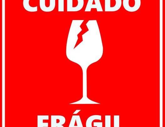 ParaTodosVerem Placa de aviso de produto frágil em vermelho com uma taça rachada (símbolo de frágil) no centro. Acima está escrito Cuidado e abaixo está escrito Frágil