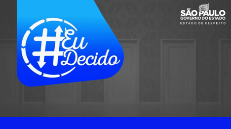 card com fundo cinza onde dá pra ver algumas portas brancas fechadas como marca d’água. No canto superior esquerdo há um recorte com fundo em azul e o logo da campanha, que é o símbolo de hashtag e Eu decido escrito em branco. No canto superior direito, há o logo do governo do Estado de São Paulo junto com a frase : “Estado de respeito” e no rodapé há uma faixa azul