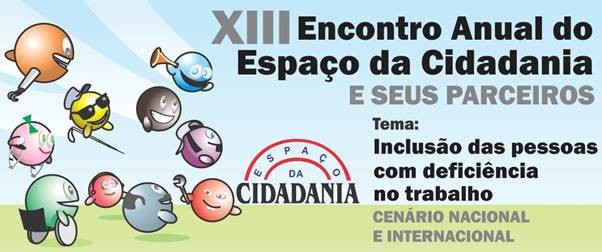 do lado esquerdo, desenhos com vários emojis representando diversas deficiências (visual, auditiva, física). Ao lado, o logo do espaço da cidadania. Do lado direito, está escrito em fonte grande e negrito XIII Encontro Anual do Espaço da Cidadania e seus parceiros. Tema: Inclusão das pessoas com deficiência no trabalho: cenário nacional e internacional.
